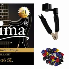 Zestaw do nauki, jak założyć struny do gitary elektrycznej: gitara, struny, klucz do naciągania, kostki, tuner i schemat chwytu.