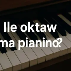 Klawiatura pianina z napisem "Ile oktaw ma pianino?". Standardowe pianino ma 7 oktaw.