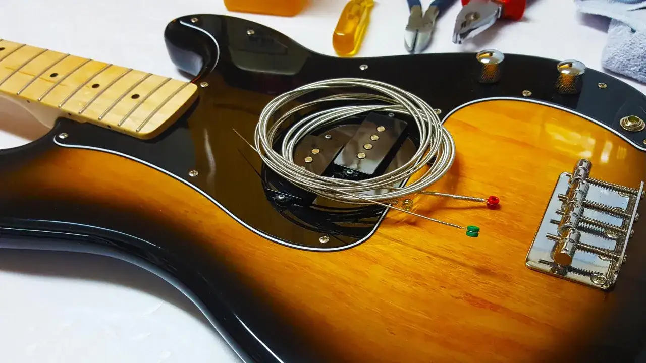 Nowe struny do gitary elektrycznej czekają. Zastanawiasz się, co ile wymieniać struny w gitarze elektrycznej? Zestaw gotowy do akcji!